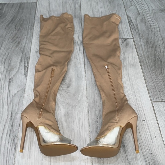 Public desire, women’s thigh,high boots - Picture 9 of 11